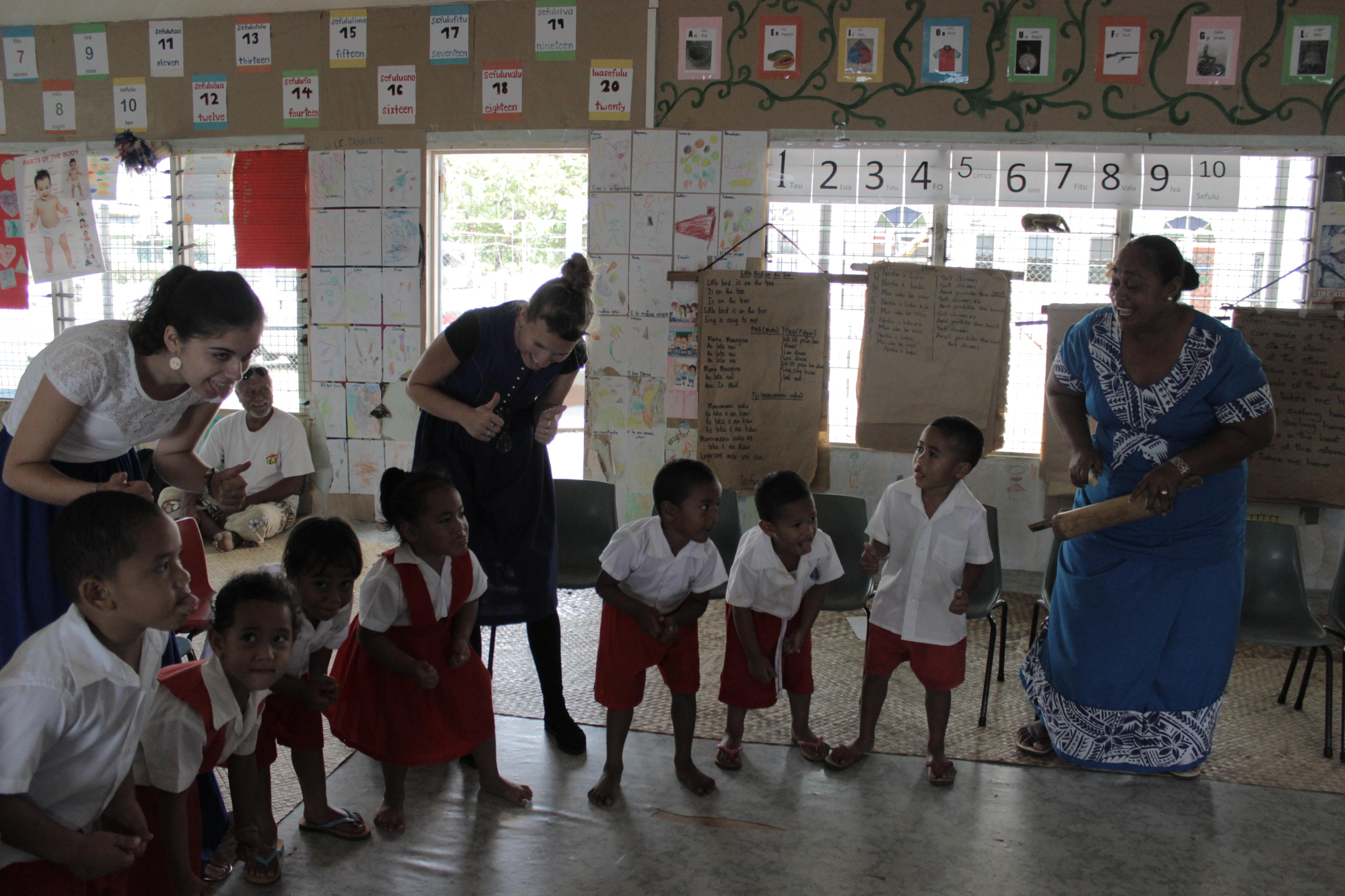 Projects Abroad volunteers facilitate a classroom game for their teaching work experience in Samoa. Volunteers teaching in Samoa facilitate a classroom game.